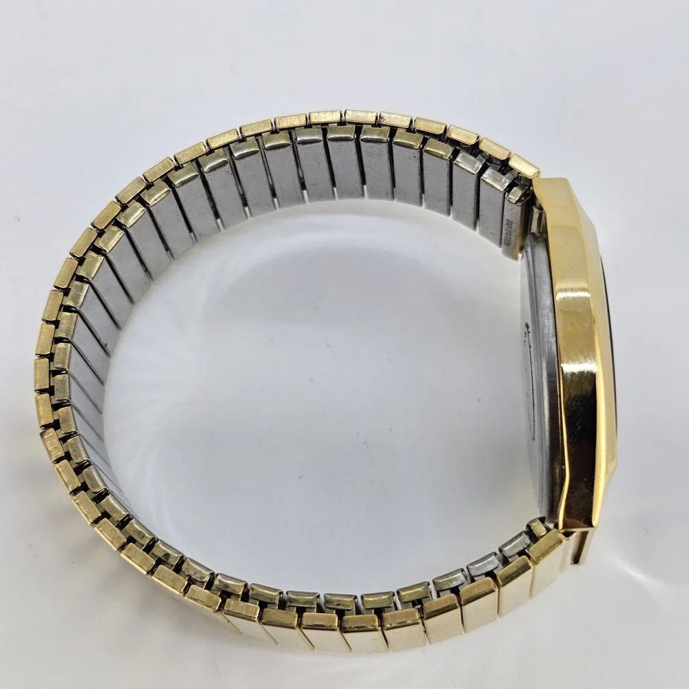 VTG Quintel Digital Unisex Watch 33MM DayDate Gold Expandable Band 6